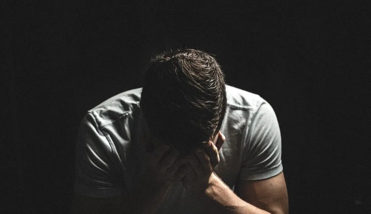 Een alleenstaande vader vecht om drielingen groot te brengen en ontdekt op een dag dat ze niet van hem zijn — Verhaal van de dag