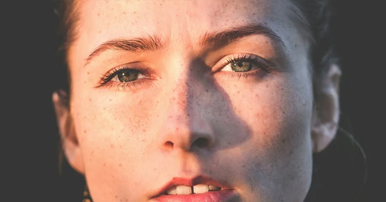 Mijn stiefdochter werd opgesloten in de kast tijdens mijn huwelijksceremonie – we waren geschokt toen we ontdekten wie dit had gedaan en waarom.