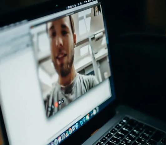 Zeven jaar lang sprak haar zoon met zijn moeder alleen via videogesprekken, en wanneer hij haar eindelijk bezoekt, vindt hij een leeg huis – Het verhaal van de dag