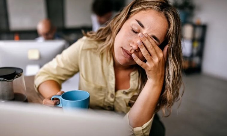 "Ga weg!" Een advocaat komt vroeg thuis van zijn werk en hoort zijn vrouw zijn moeder aan het huilen maken – Verhaal van de dag