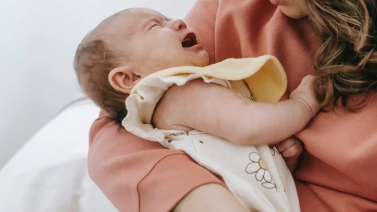Een pasgeborene huilt de hele dag, wat zijn ouders ook doen, totdat ze in zijn wieg kijken - Verhaal van de dag