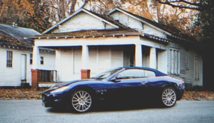 Een arme oudere man komt op een ochtend zijn huis uit en ziet een luxe auto op de plek van zijn oude – Dit is het verhaal van vandaag.