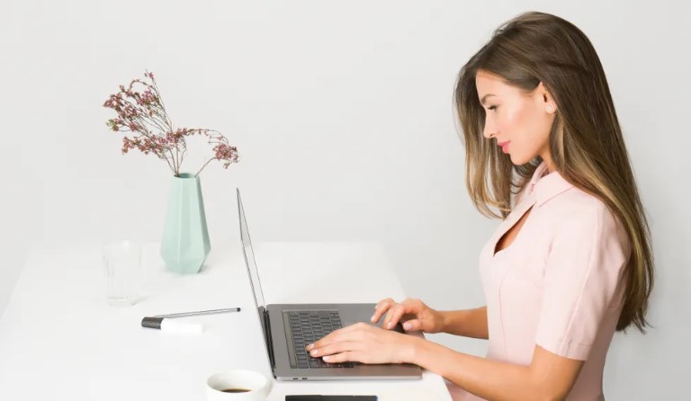 Man verlaat vrouw en kind voor jongere vrouw; jaren later wordt dochter zijn baas – verhaal van de dag