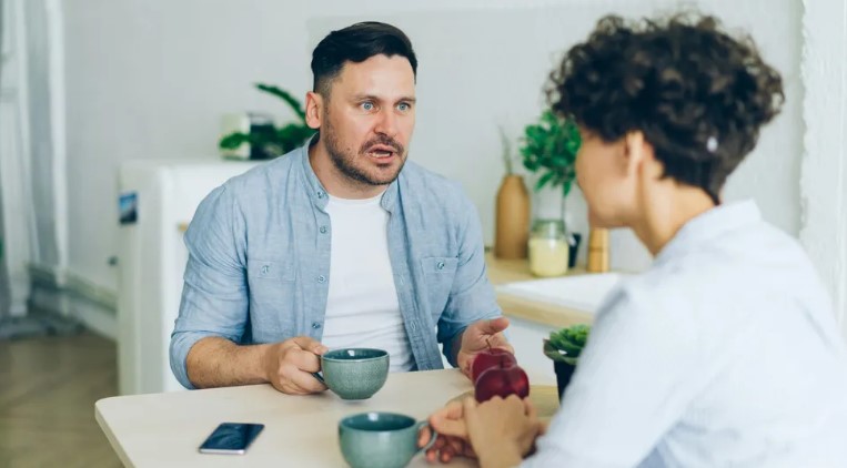 Vrouw ontvangt een luxueuze ketting per post, maar ontdekt dat die per vergissing is verstuurd — Verhaal van de dag