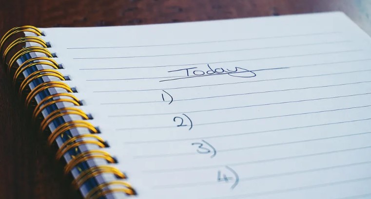 Vrouw ontvangt een luxueuze ketting per post, maar ontdekt dat die per vergissing is verstuurd — Verhaal van de dag