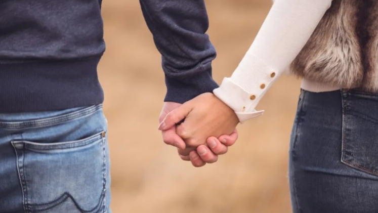 Mijn schoonmoeder zette mijn ouders uit mijn bruiloft met de woorden dat ze “niet financieel hadden bijgedragen” – en daar had ze meteen spijt van.