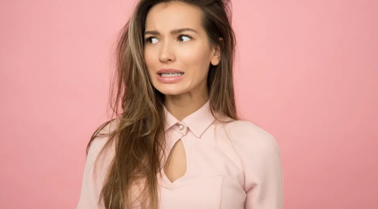 Meisje schaamt zich voor haar „vuile” vader die als mijnwerker werkt, en barst in tranen uit wanneer haar vader de microfoon pakt tijdens de diploma-uitreiking – het verhaal van de dag.
