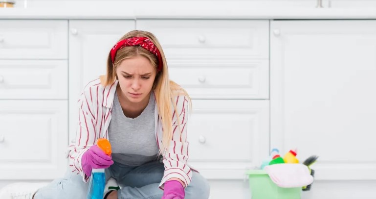 De schoonfamilie van mijn dochter nam het geld dat ik haar had gestuurd en behandelde haar als een dienstmeid – ik zorgde ervoor dat ze beseften dat dit een grote fout was.