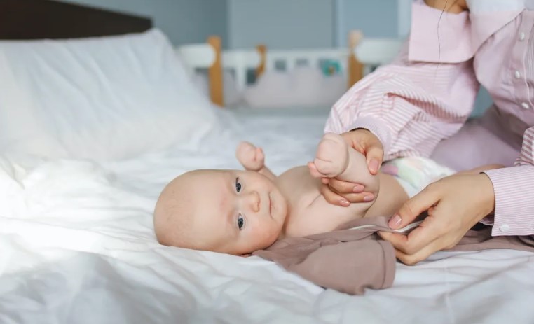 53-jarige vrouw bevalt van een tweeling, schoonzoon merkt vertrouwde moedervlekken op bij de baby's – Verhaal van de dag