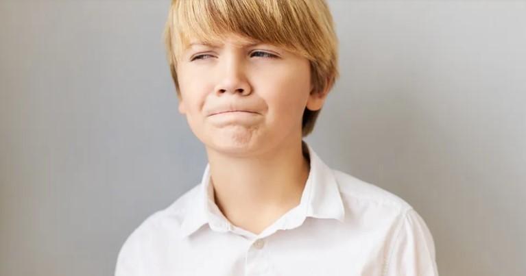 Mijn stiefzoon fluisterde voor de bruiloft: 'Trouw niet met papa' – Wat hij me gaf veranderde alles