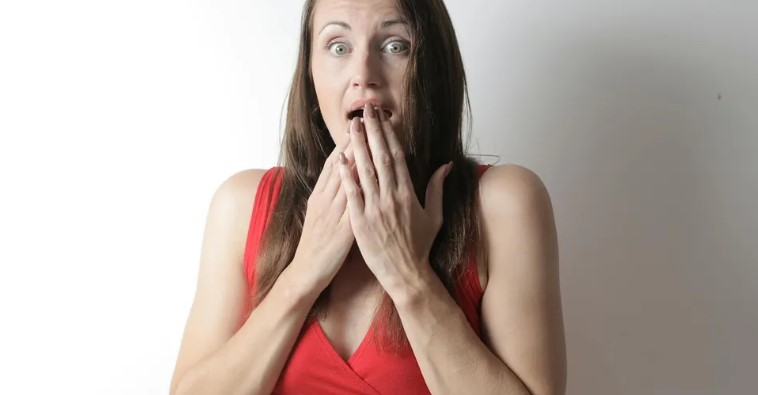 De nieuwe vrouw van mijn ex kocht een galajurk van 1.000 dollar voor mijn dochter om mij te vernederen en haar voor zich te winnen — wat mijn dochter deed, liet iedereen met stomheid geslagen achter.