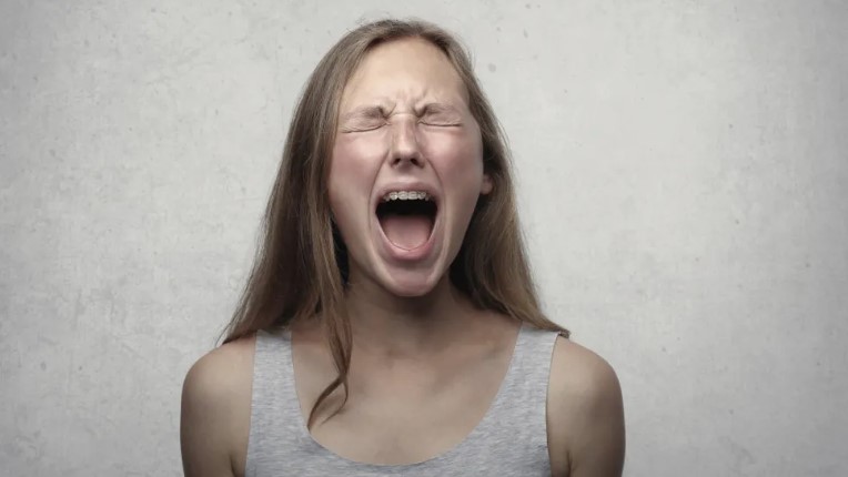 Man verlaat vrouw en kind voor jongere vrouw; jaren later wordt dochter zijn baas – verhaal van de dag
