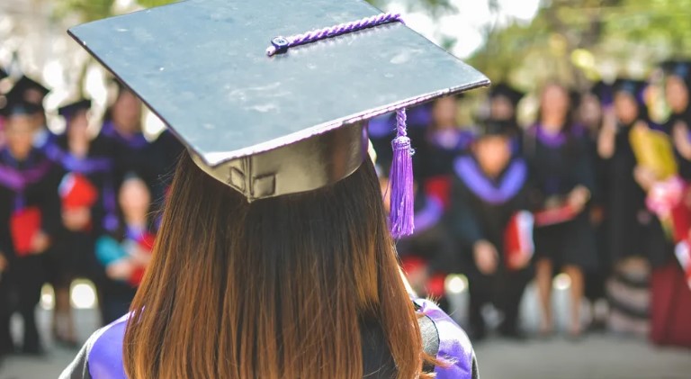 Meisje schaamt zich voor haar „vuile” vader die als mijnwerker werkt, en barst in tranen uit wanneer haar vader de microfoon pakt tijdens de diploma-uitreiking – het verhaal van de dag.