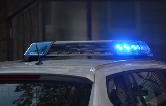 Een arme oudere man komt op een ochtend zijn huis uit en ziet een luxe auto op de plek van zijn oude – Dit is het verhaal van vandaag.