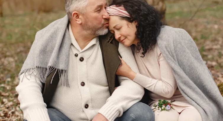 Oude vrouw denkt dat haar man is overleden bij een brand, jaren later ziet ze hem per ongeluk met een jonge vrouw — Verhaal van de dag