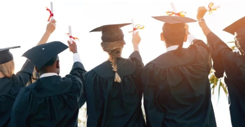 Na de scheiding koos mijn vader altijd voor de kinderen van zijn nieuwe gezin – dus bij mijn diploma-uitreiking wachtte hem een verrassing.