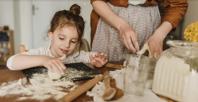 De familie van mijn man behandelde mijn bakkerij als hun persoonlijke buffet — dus serveerde ik hen een koekje van eigen deeg.