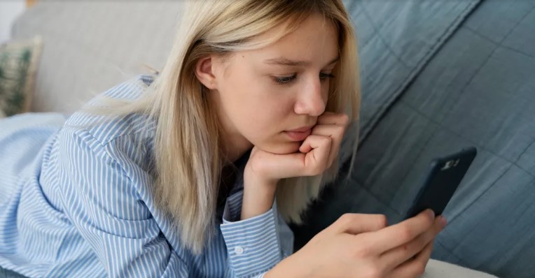 De nieuwe vrouw van mijn ex kocht een galajurk van 1.000 dollar voor mijn dochter om mij te vernederen en haar voor zich te winnen — wat mijn dochter deed, liet iedereen met stomheid geslagen achter.