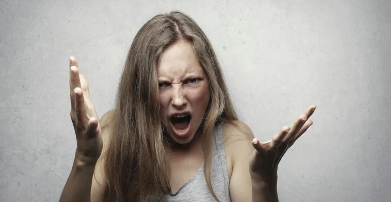 Verwaande moeder eiste dat we stopten met gebarentaal – kreeg vervolgens publiekelijk lik op stuk van de ober.