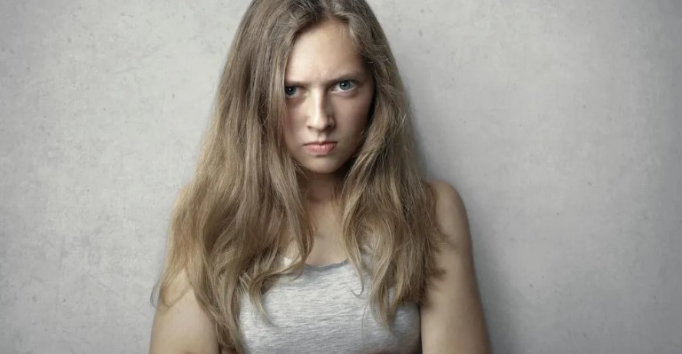 Verwaande moeder eiste dat we stopten met gebarentaal – kreeg vervolgens publiekelijk lik op stuk van de ober.