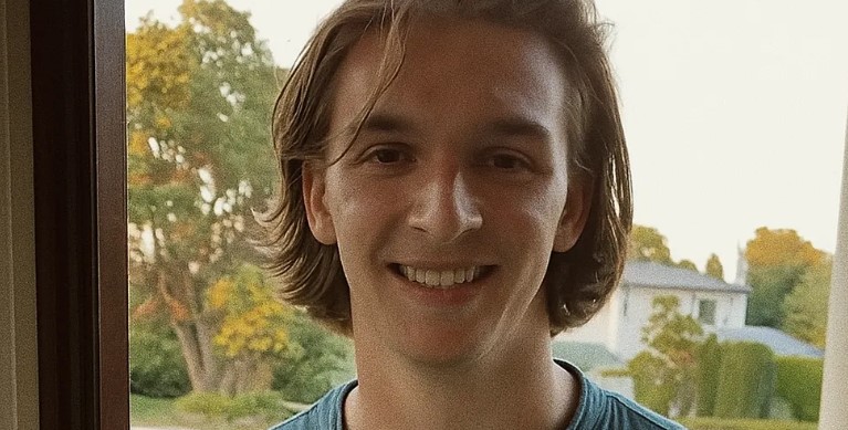 Ik deed me voor als een zwerver om de verloofde van mijn kleindochter te testen, maar niets had me kunnen voorbereiden op de waarheid — Verhaal van de dag.