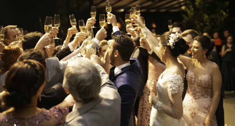 Schoonfamilie lacht de moeder van de bruidegom uit omdat ze schoonmaakster is, tot ze het podium betreedt om het bruidspaar te feliciteren — Verhaal van de dag