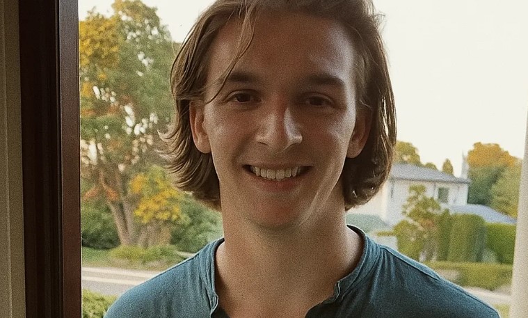 Ik deed alsof ik een zwerver was om de verloofde van mijn kleindochter te testen, maar niets had me kunnen voorbereiden op de waarheid.