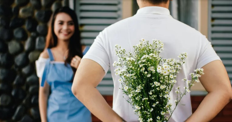 Twintig jaar lang kreeg ik bloemen op dezelfde dag. Toen ze opeens stopten, ging ik op zoek naar de man die ze had gestuurd — Verhaal van de dag.