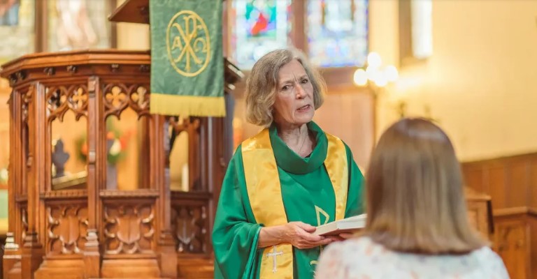 Mijn schoonmoeder beschamde mij in de kerk omdat ik gescheiden was — maar het geheim dat ze verborg was nog erger