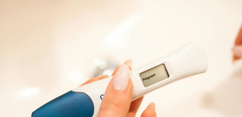 Ik liet mijn zoon een DNA-test doen die het vaderschap bevestigde, maar toen belde de moeder van zijn verloofde en liet me totaal geschokt achter.