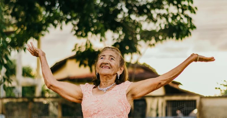 Ik leefde decennialang in een leugen totdat een oud medaillon de waarheid over mijn familie onthulde — Verhaal van de dag