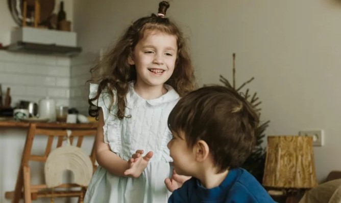 Mijn man dwong me thuis te blijven met onze zieke kinderen terwijl hij op vakantie ging – hij zal de les die ik hem gaf nooit vergeten.
