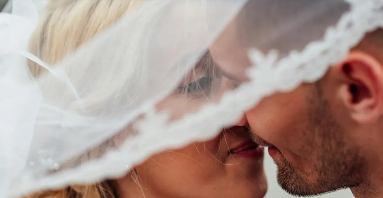 Na de scheiding koos mijn vader altijd voor de kinderen van zijn nieuwe gezin – dus kreeg hij een verrassing op mijn afstudeerfeest.