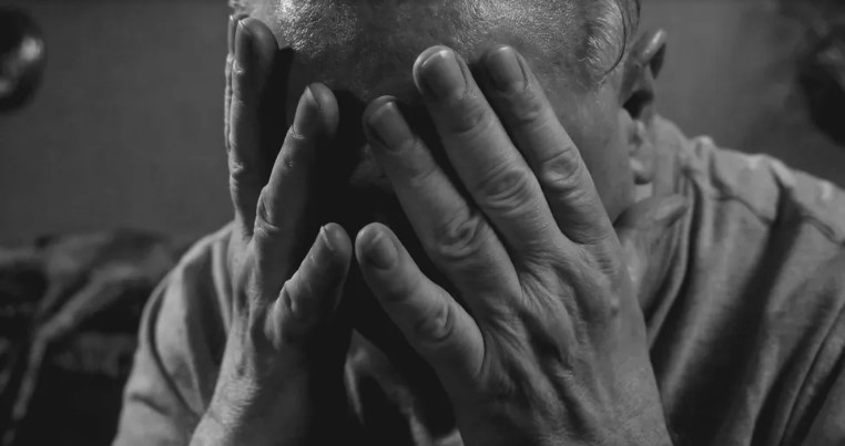 Ik leefde decennialang in een leugen totdat een oud medaillon de waarheid over mijn familie onthulde — Verhaal van de dag