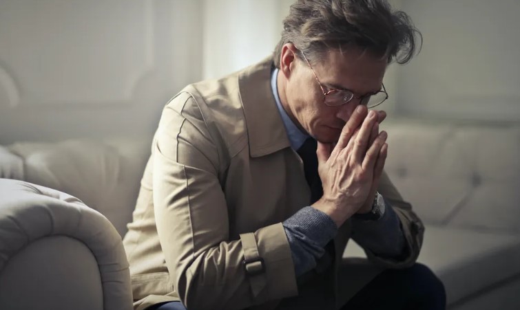 Een rijke jongen schreeuwt tegen een deels blinde vrouw in een bakkerij, zijn vader hoort het – Verhaal van de dag