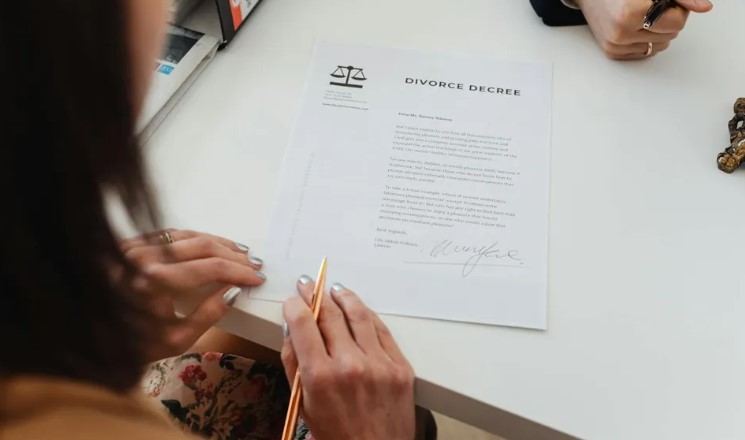 Op mijn verjaardagsfeest bracht mijn schoonmoeder een toost uit op "de dochter van een huishoudster die een goed huwelijk heeft gesloten" – De epische reactie van mijn moeder zette haar op haar plaats.