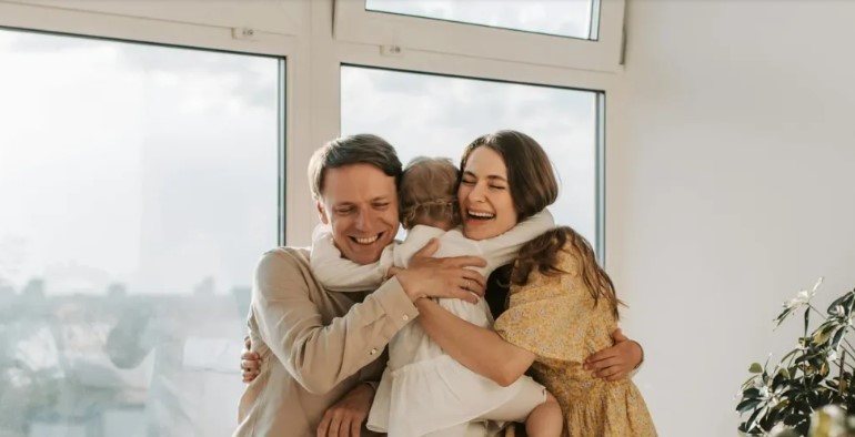 Ik kwam met Pasen bij mijn ouders langs, maar ontdekte dat mijn oudere zus hen het huis had uitgezet en in hun eigen garage liet wonen – het was haar grootste vergissing.