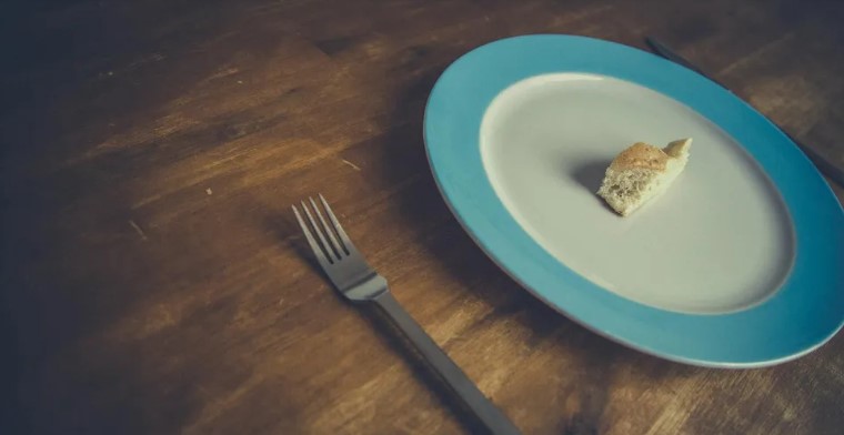 Mijn man liet steeds 'een beetje' eten over om af te wassen te vermijden – dus bedacht ik een slimme oplossing die hij nooit zag aankomen.