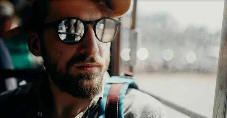 Meisje Geeft Het Laatste Van Haar Geld Om Een Boete Voor Een Vreemdeling Op De Bus Te Betalen, Huilt Wanneer Ze Hem Ziet Op Haar Gala — Verhaal Van De Dag