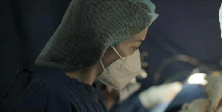 Meisje schaamt zich voor ‘vuile’ vader die als mijnwerker werkt, huilt wanneer hij de microfoon pakt op haar diploma-uitreiking — Verhaal van de dag