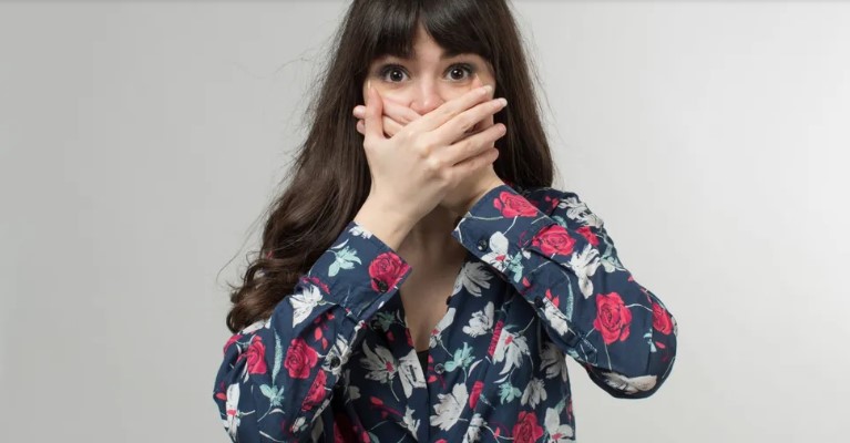 De nieuwe vrouw van mijn ex kocht een galajurk van 1.000 dollar voor mijn dochter om mij te vernederen en haar voor zich te winnen — wat mijn dochter deed, liet iedereen met stomheid geslagen achter.