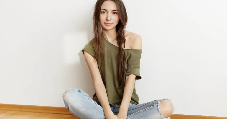 De nieuwe vrouw van mijn ex kocht een galajurk van 1.000 dollar voor mijn dochter om mij te vernederen en haar voor zich te winnen — wat mijn dochter deed, liet iedereen met stomheid geslagen achter.