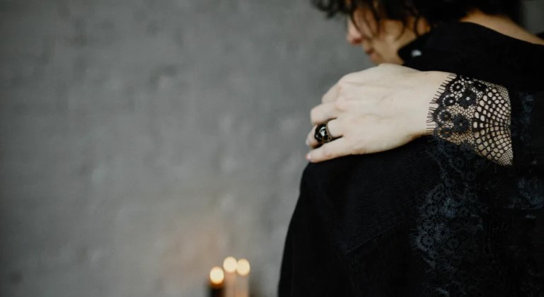 Oude vrouw denkt dat haar man is overleden bij een brand, jaren later ziet ze hem per ongeluk met een jonge vrouw — Verhaal van de dag