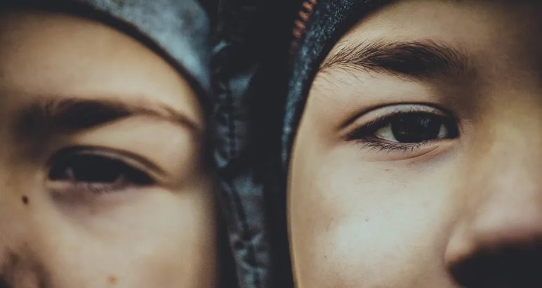 Een vader ontdekt dat zijn tweelingzonen eigenlijk zijn broers zijn – Verhaal van de dag