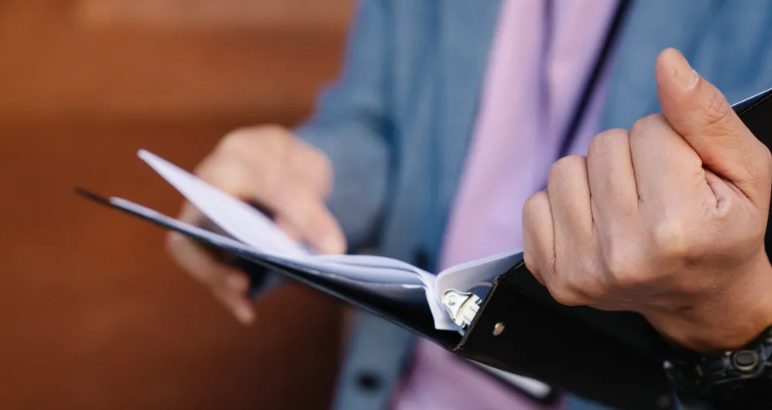 Een vader ontdekt dat zijn tweelingzonen eigenlijk zijn broers zijn – Verhaal van de dag