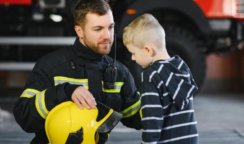 Ik adopteerde een kind dat voor een brandweerkazerne was achtergelaten — vijf jaar later klopte een vrouw op mijn deur en zei: "Je moet mijn kind teruggeven."