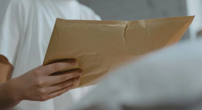 Iedere week schreef een oude man een brief vanuit het verzorgingstehuis, totdat ik ontdekte dat de geadresseerde deel uitmaakte van mijn eigen verhaal — Verhaal van de dag