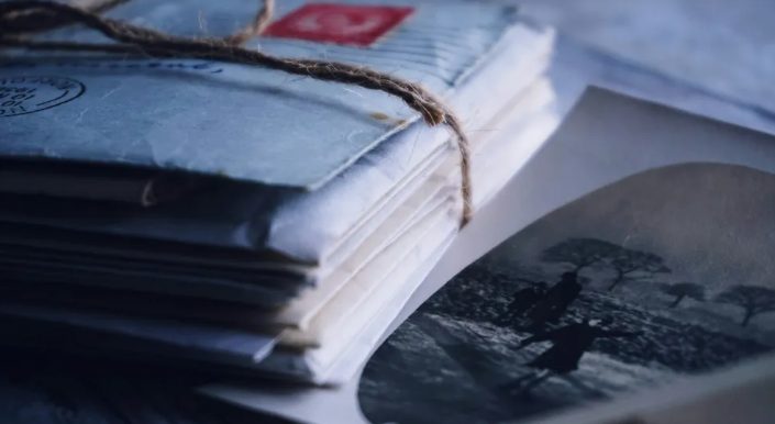 Iedere week schreef een oude man een brief vanuit het verzorgingstehuis, totdat ik ontdekte dat de geadresseerde deel uitmaakte van mijn eigen verhaal — Verhaal van de dag
