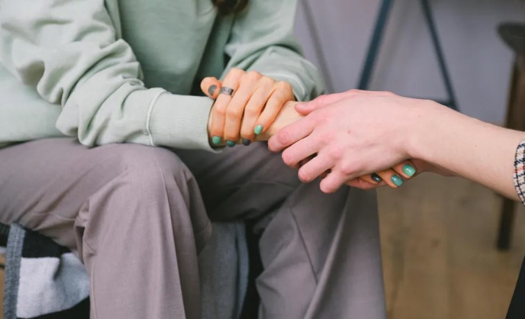Ze was slechts een verdwaald klein meisje, totdat ik de medaillon om haar nek zag hangen die mijn moeder droeg op de dag dat ze verdween — Verhaal van de dag
