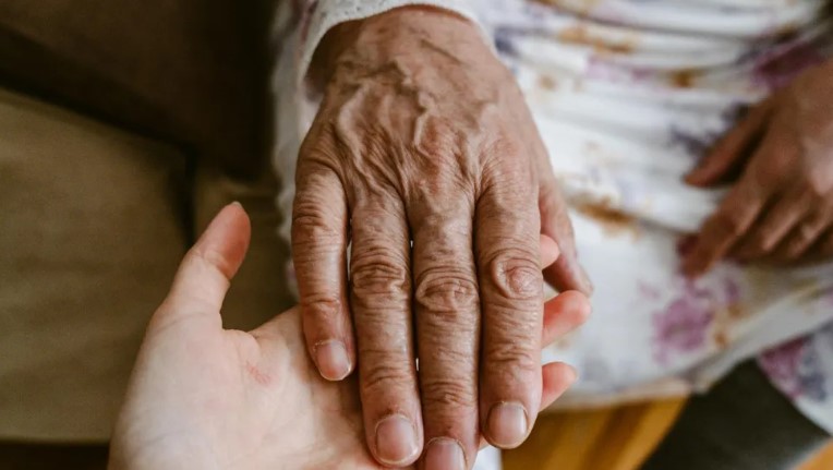 Mijn zus weigerde zelfs maar een cent te betalen voor de begrafenis van onze moeder - en beweerde toen tijdens haar toespraak voor alle gasten dat zij alles had betaald.